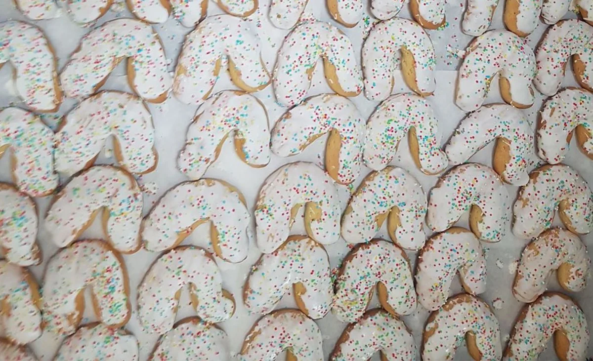 Accene di Alimena con glassa bianca e diavoletti di zucchero