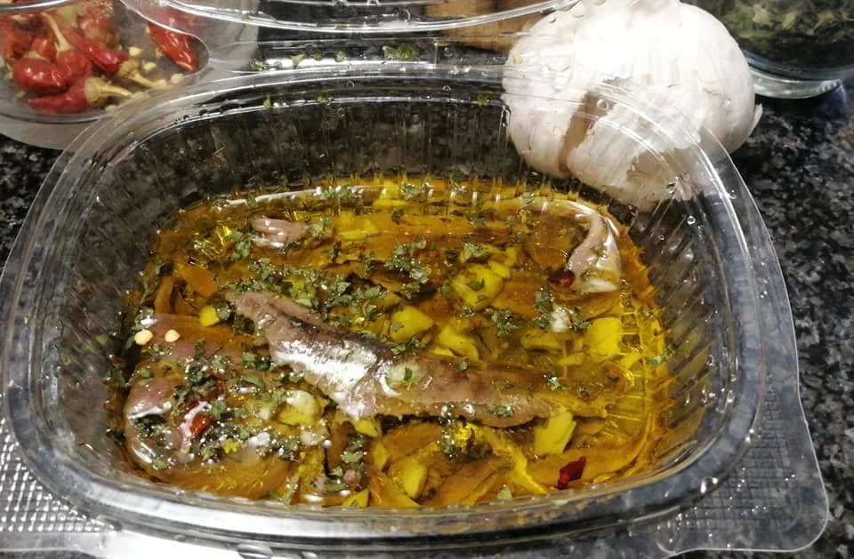 Acciughe marinate su piatto di ceramica siciliana