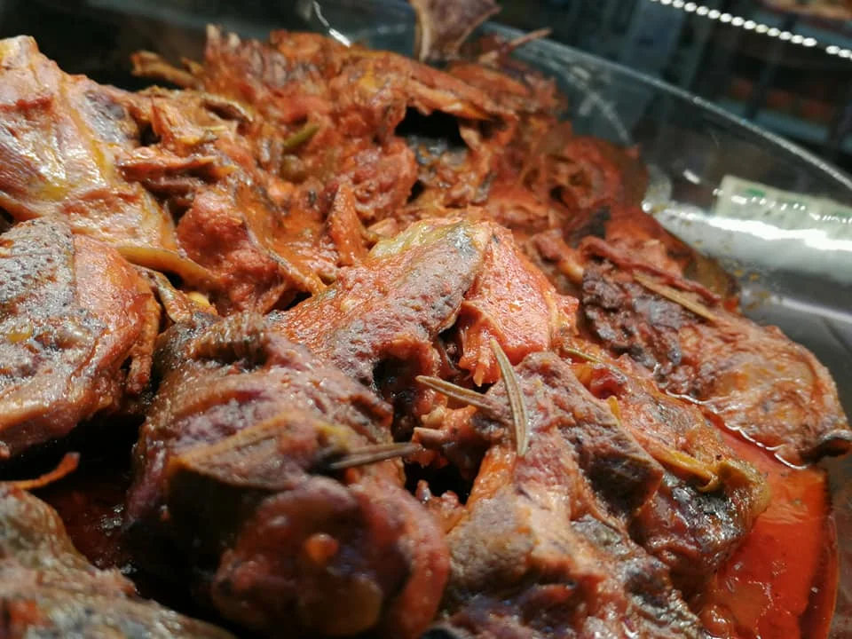 Agnello alla cacciatora con pomodoro, olive e rosmarino servito in casseruola rustica