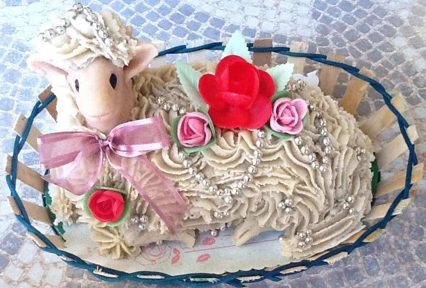 Agnello pasquale di Favara decorato con pasta di mandorle e pistacchi