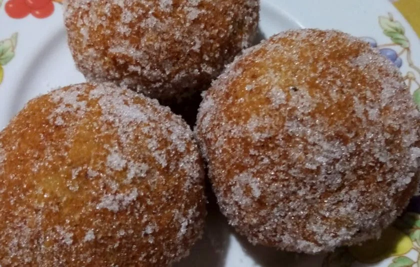 Arancine al cioccolato palermitane su piatto di ceramica decorata