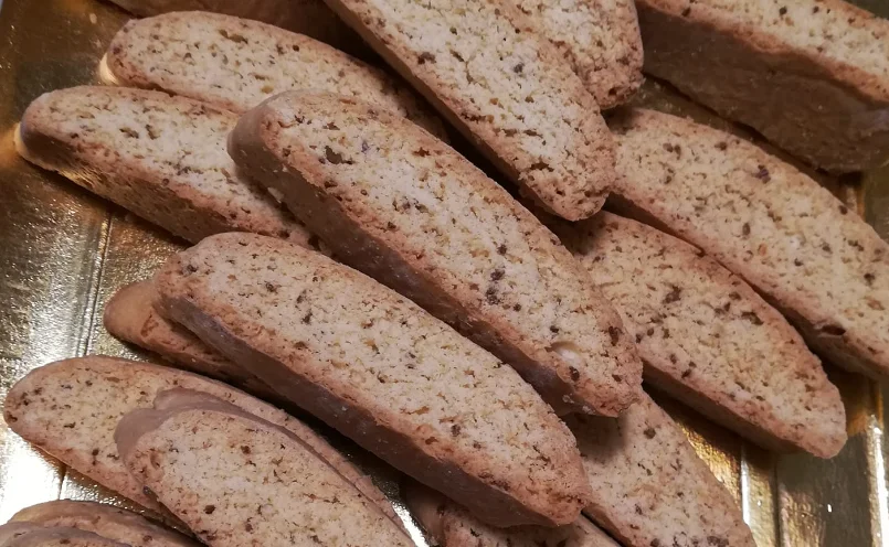 Biscotti all’anice siciliani dorati e fragranti su piatto di ceramica