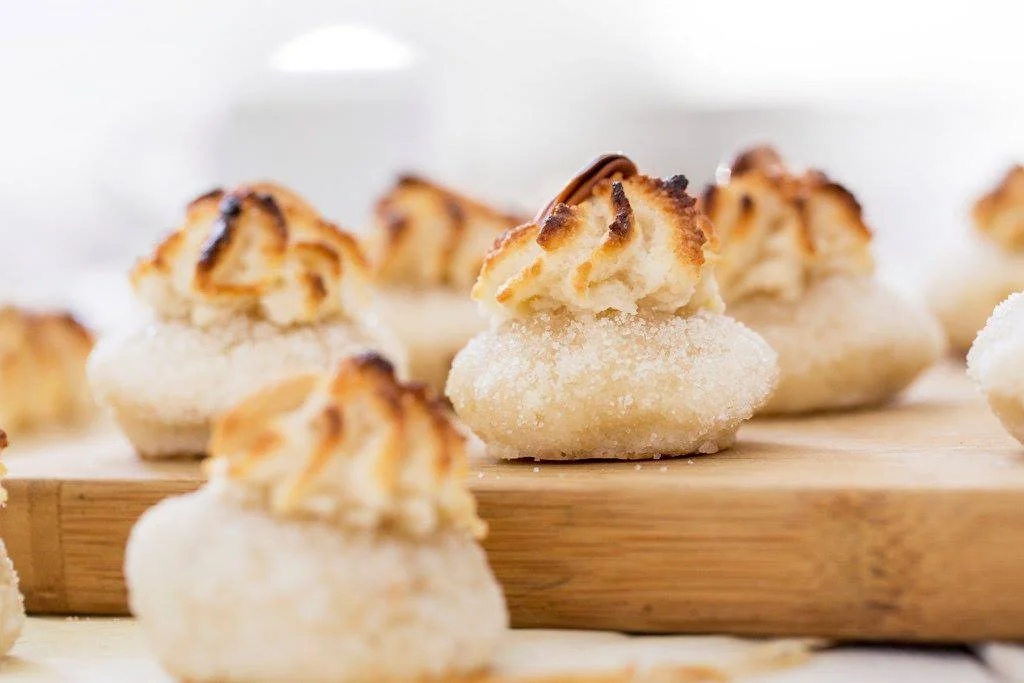 Biscotti desirs ericini su piatto di ceramica siciliana