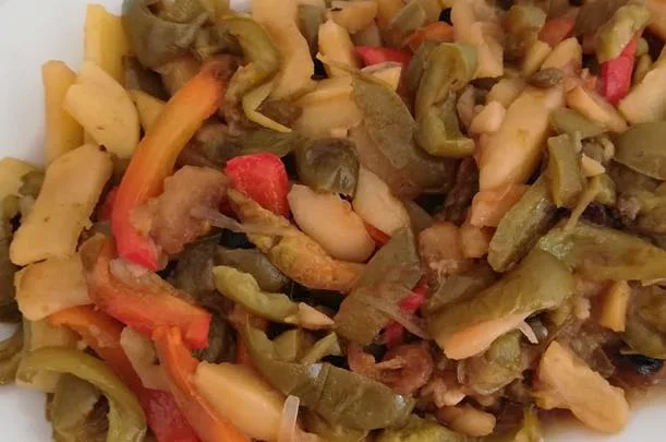Siracusan bobbia with peppers, potatoes and onions served in Sicilian ceramic bowl