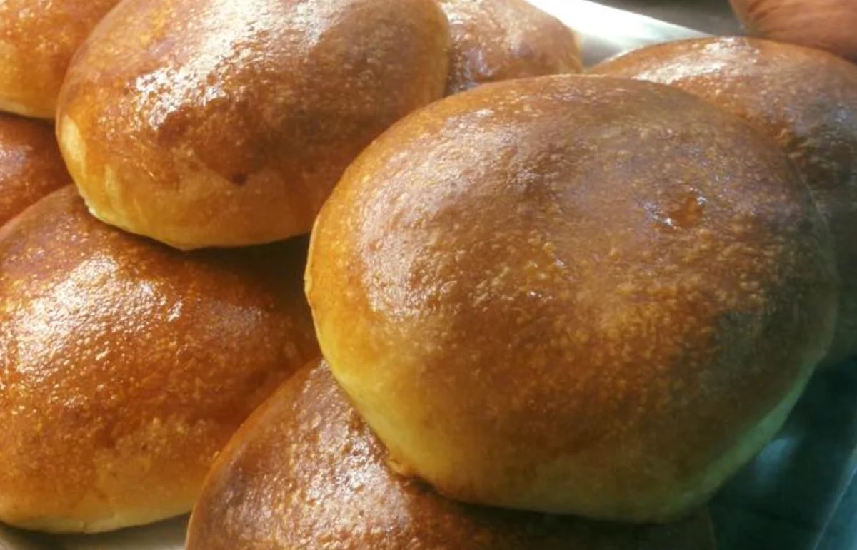 Bombe fritte catanesi con mozzarella filante e prosciutto cotto su vassoio rustico