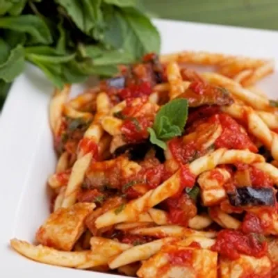 Busiate con pesce spada e melanzane: Un viaggio nei sapori di Sicilia