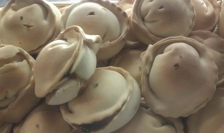 Cassatelle di Pantelleria dorate e ripiene di ricotta e cioccolato