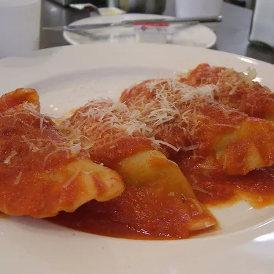 Cassatelle di ricotta al sugo: Un tradizionale piatto siciliano da gustare in ogni occasione