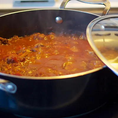 Coniglio al pomodoro: Un classico della cucina siciliana dal sapore avvolgente