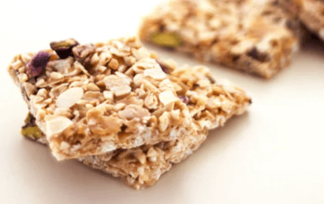 Croccantini alle mandorle siciliani tagliati a rettangoli e serviti su un tagliere di legno