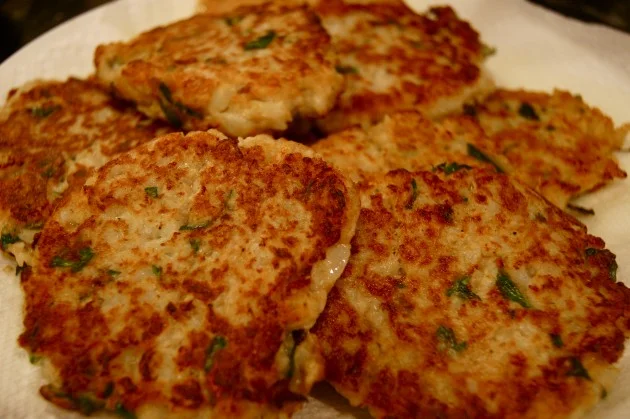 Crocchette di cavolfiore dorate servite su piatto in ceramica siciliana