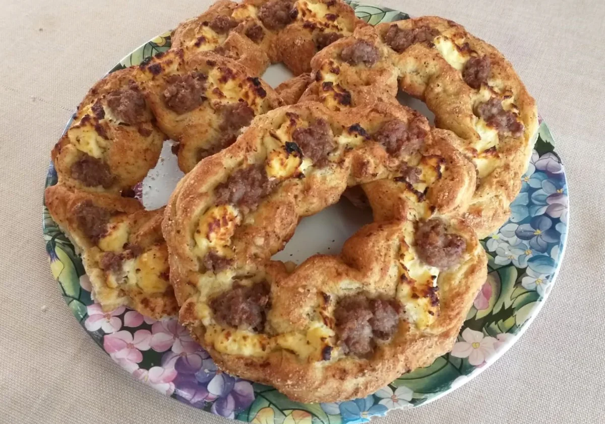 Cucciḍḍatu scaniatu di Scicli con salsiccia appena sfornato, dorato e fragrante