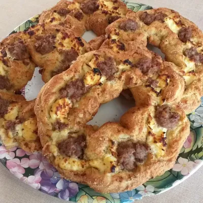 Rustic Scicli ‘Cucciḍḍatu Scaniatu’ with Sausage: A Hearty Ragusano Focaccia