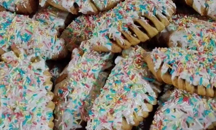 Cuḍḍureḍḍi chî ficu di Alcamo, dolci natalizi siciliani decorati con glassa e diavoletti colorati
