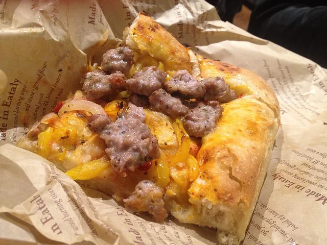 La focaccia con salsiccia: un viaggio nei sapori mediterranei