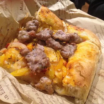 Un tuffo nei sapori mediterranei: La ricetta della focaccia con salsiccia