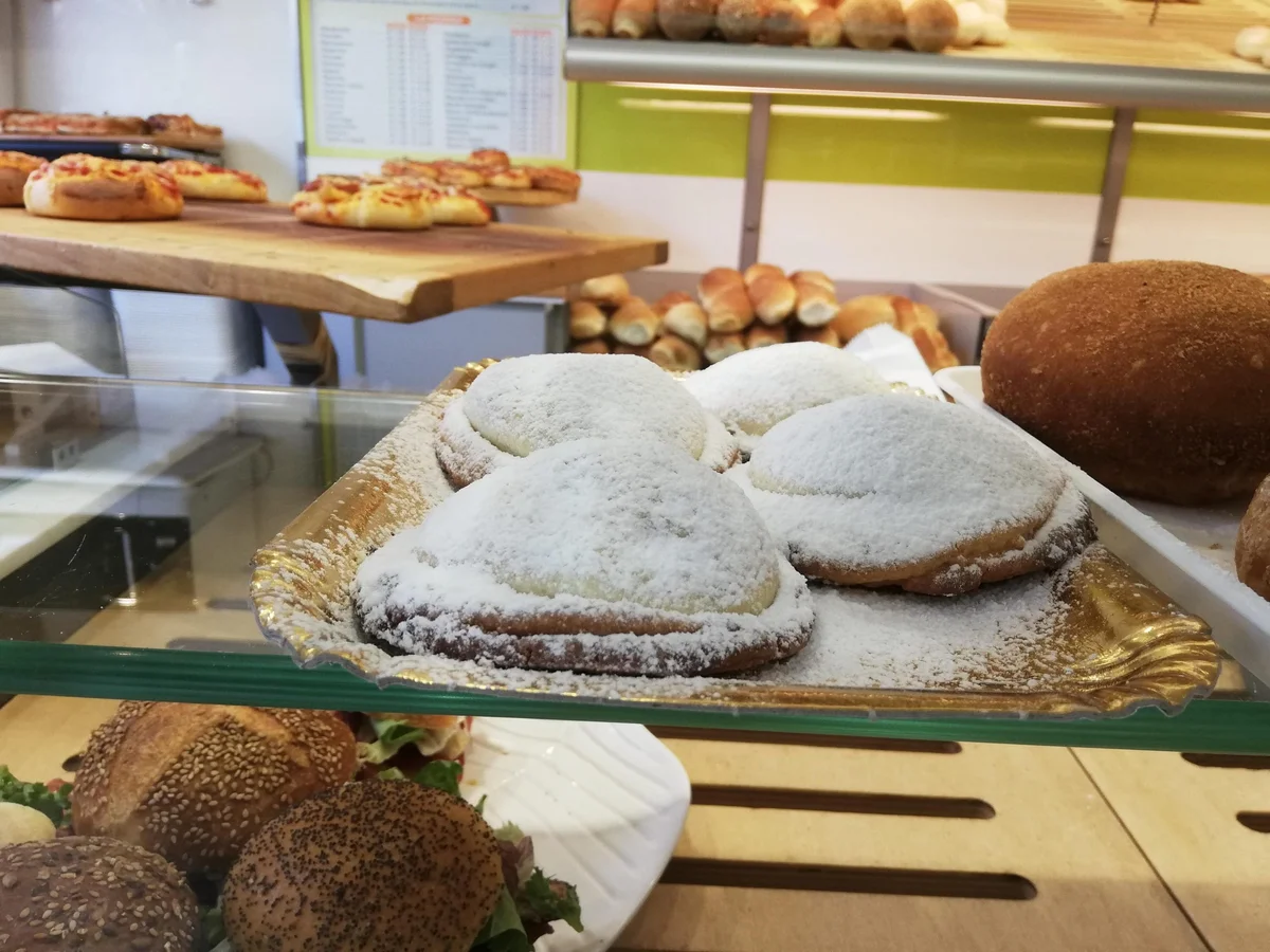 Ericine genovesi pastries filled with lemon cream