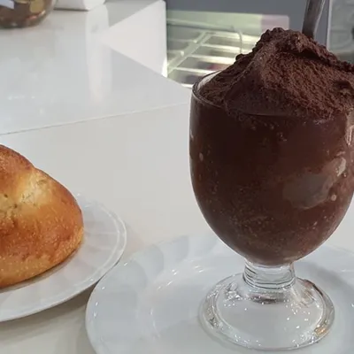 Granita al cioccolato: Un fresco classico siciliano da gustare d'estate