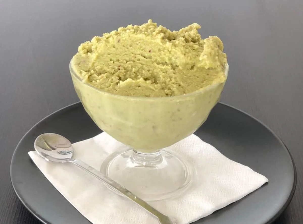 Granita di pistacchio servita con brioche col tuppo