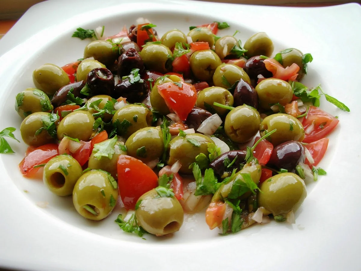 Insalata di olive e pomodorini: Il gusto autentico della Sicilia