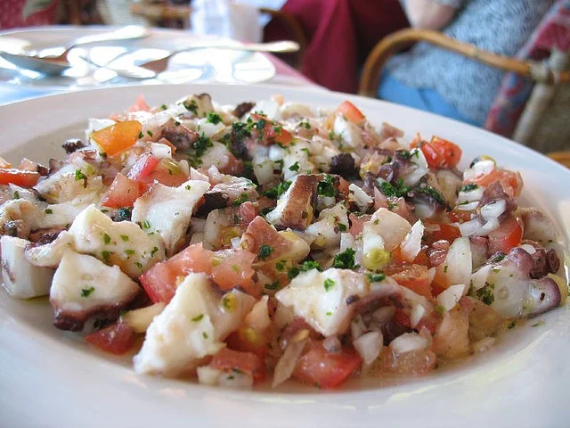 Esplorando i sapori del mare: Ricetta dell'insalata di polpo siciliana