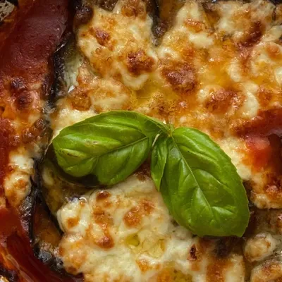 La storia della parmigiana di melanzane: Tradizione contesa e rivisitazioni audaci