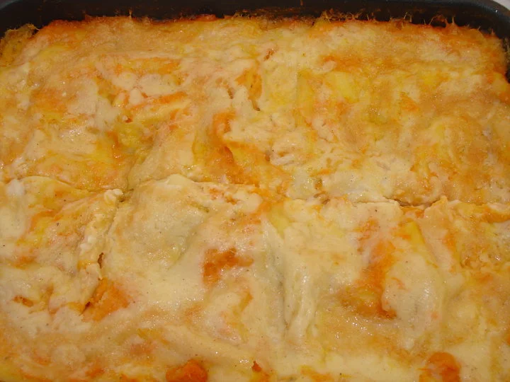 Lasagne con zucca e ricotta dorate in pirofila con besciamella e formaggio fuso