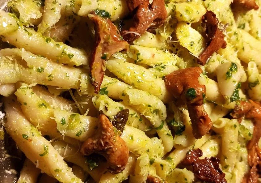 Maccheroni con pesto di prezzemolo e funghi
