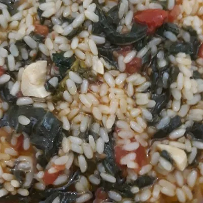 Minestra di riso con tenerumi: Un capolavoro estivo della cucina siciliana