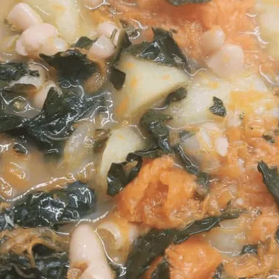 Minestra di verdure e legumi, un caldo abbraccio invernale