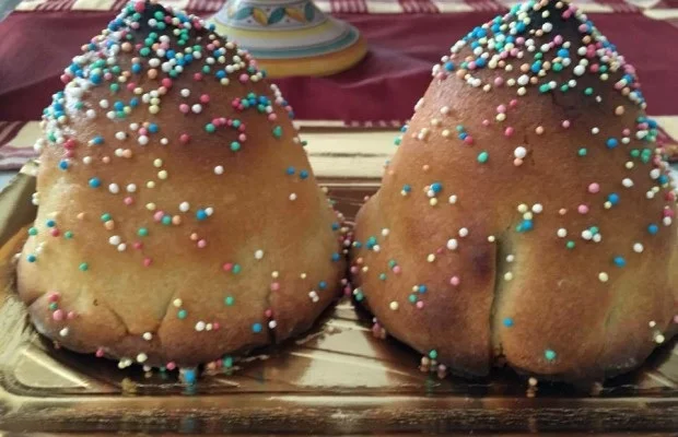 Minni di virgini di Sambuca di Sicilia glassate e decorate con diavoletti di zucchero