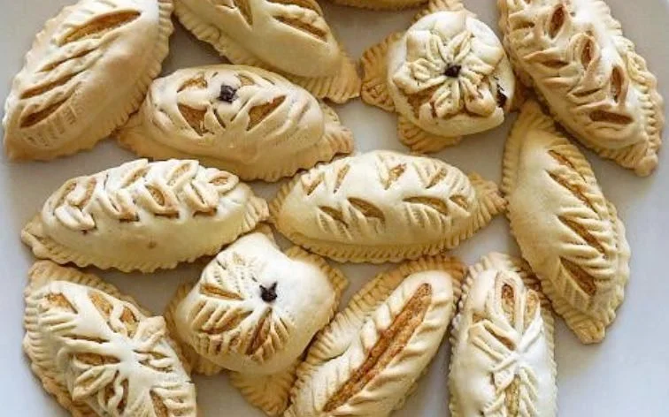 Nacatuli eoliani decorati con mandorle e scorza di mandarino