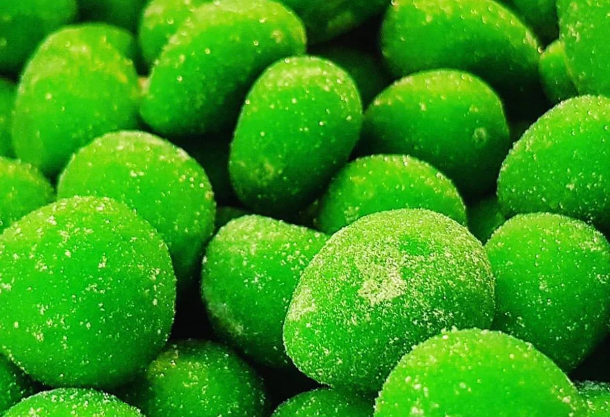 Olivette di Sant’Agata verdi cosparse di zucchero su piatto di ceramica siciliana