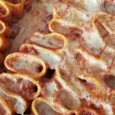 Paccheri ripieni con ricotta e tuma: un classico siciliano al forno
