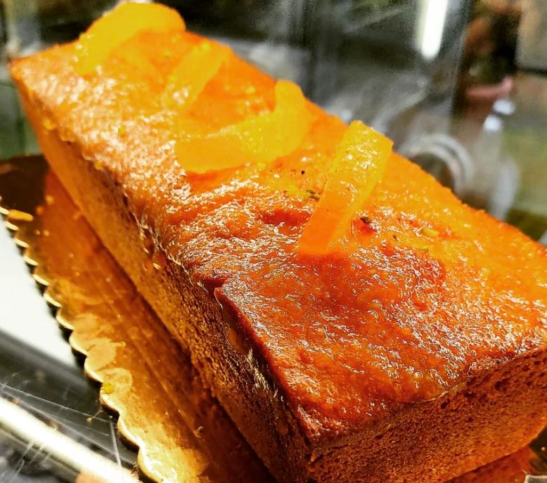 Pan di arancia siciliano con fette e scorze di arancia candite