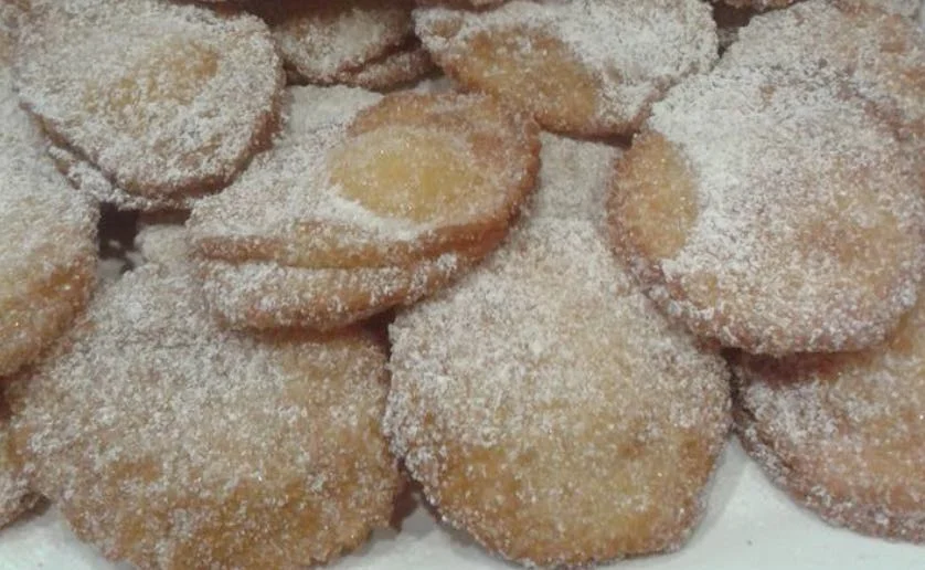 Panelle dolci palermitane fritte e passate nello zucchero