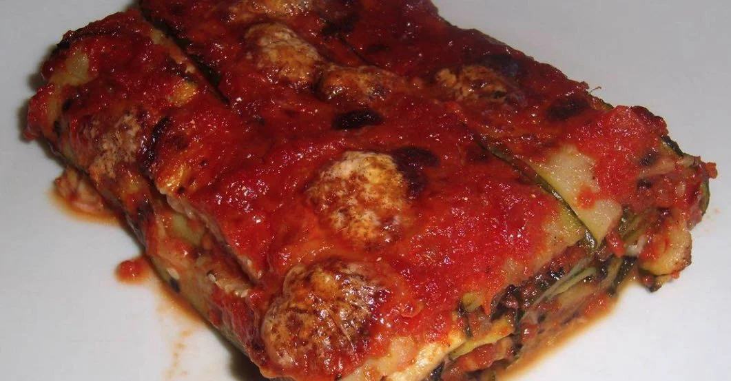 Parmigiana di zucchine dorata e profumata con basilico fresco