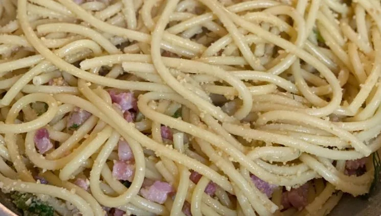 Pasta all'uminina con finocchietto selvatico e muddica atturrata servita in piatto rustico siciliano