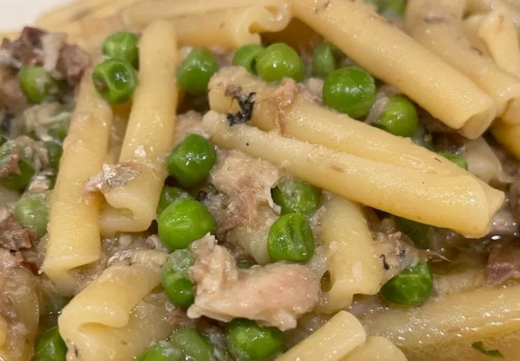 Piatto di pasta câ nnocca alla catanese con alici fresche e piselli in olio d’oliva
