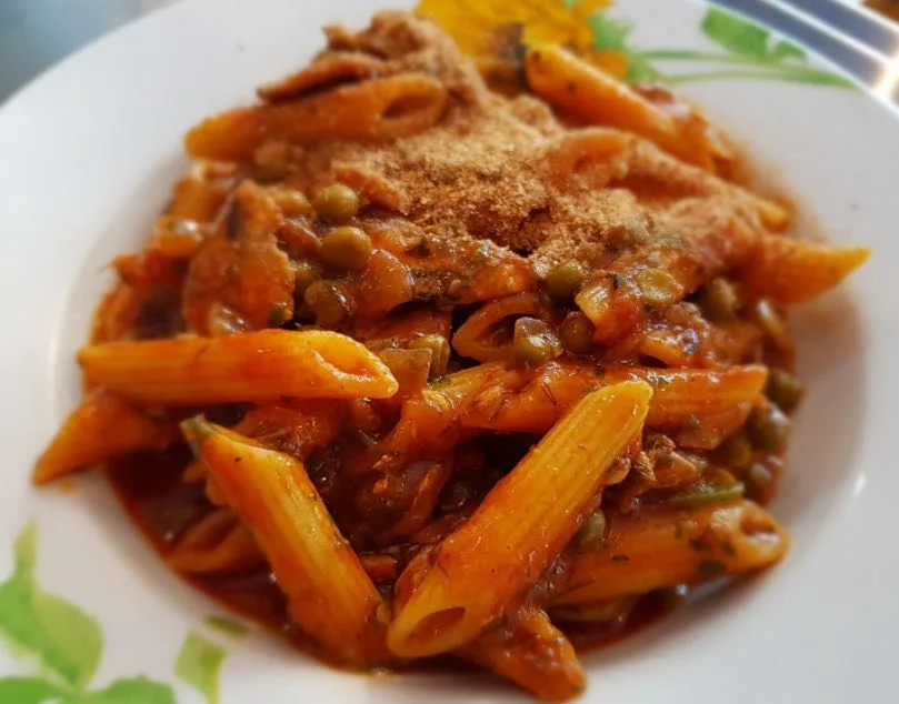 Piatto di pasta chî masculini con alici fresche e mollica tostata alla catanese