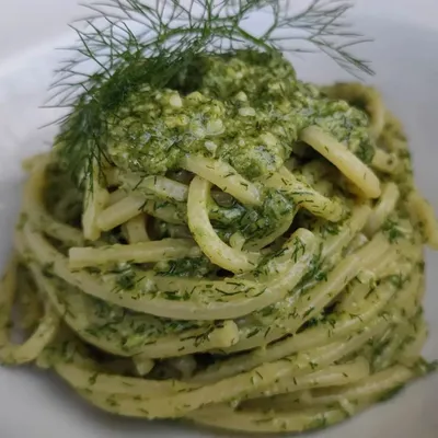 Pasta col pesto di finocchietto selvatico: profumi di Sicilia in tavola