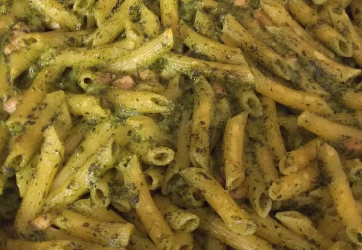 A bowl of pasta with spinach, ricotta and pancetta pesto served in a Sicilian ceramic plate.