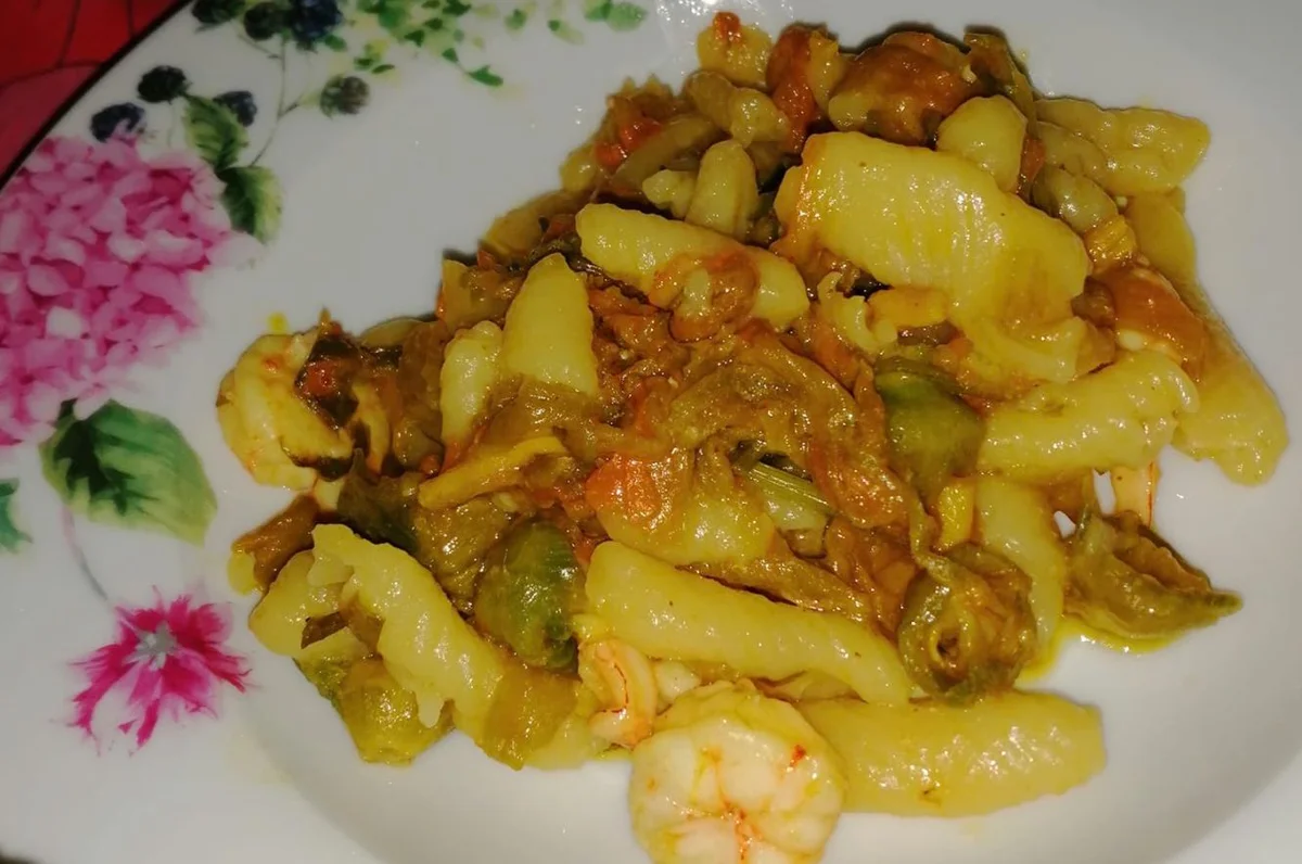Pasta con gamberetti e fiori di zucca