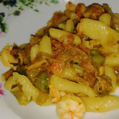 Pasta con gamberetti e fiori di zucca