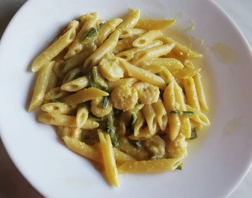 Pasta con gamberetti, zucchine e zafferano: Un capolavoro di freschezza e gusto siciliano