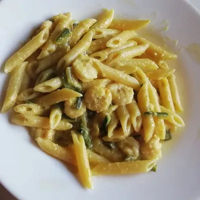 Pasta con gamberetti, zucchine e zafferano: Un capolavoro di freschezza e gusto siciliano