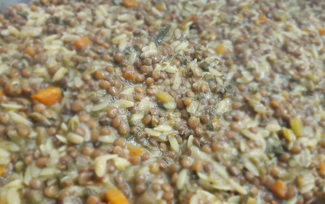 Pasta con le lenticchie alla siciliana servita in ciotola di ceramica tradizionale