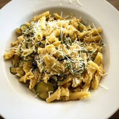 Pasta con le zucchine e pecorino: un primo piatto veloce e cremoso