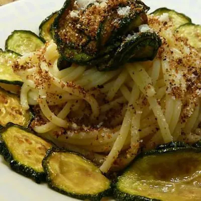 Pasta con le zucchine fritte: un primo piatto estivo semplice e delizioso