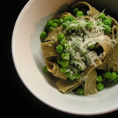 Pasta con piselli e patate, un cremoso abbraccio di sapori primaverili